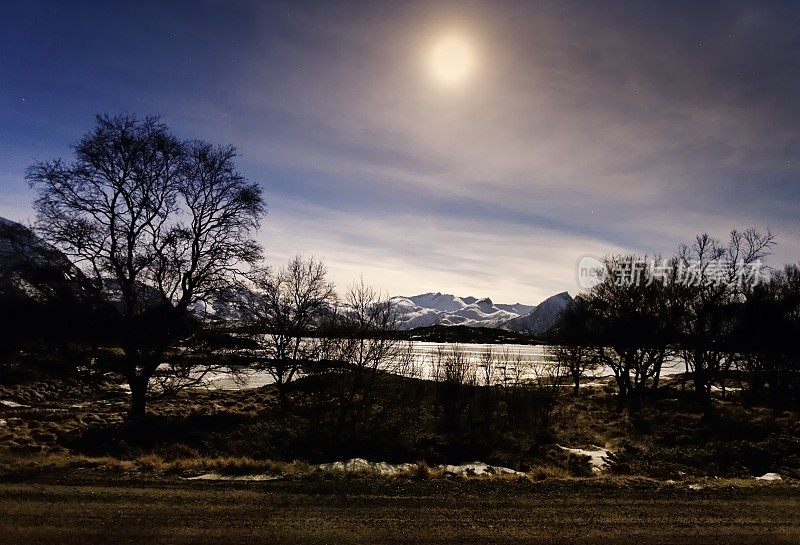 冬天的满月景观，挪威罗浮敦斯沃瓦尔