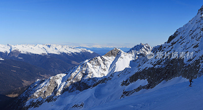 冬季景观阿尔卑斯山山顶上的新雪