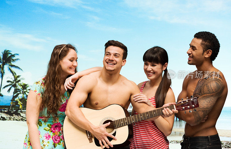 四个朋友在海滩上弹吉他