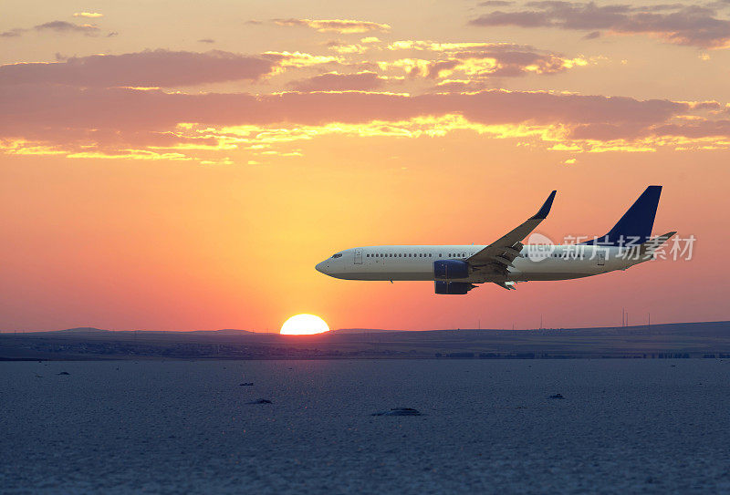 日落时分，飞机在盐湖上飞行