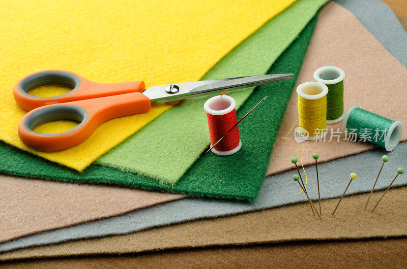 彩色毡板，针和纱线
