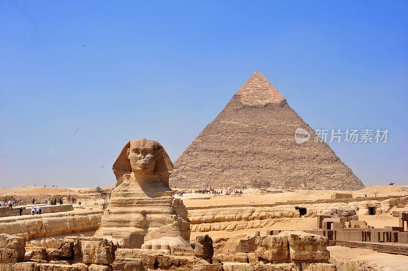 古埃及的狮身人面像和吉萨金字塔一起组成了蓝天