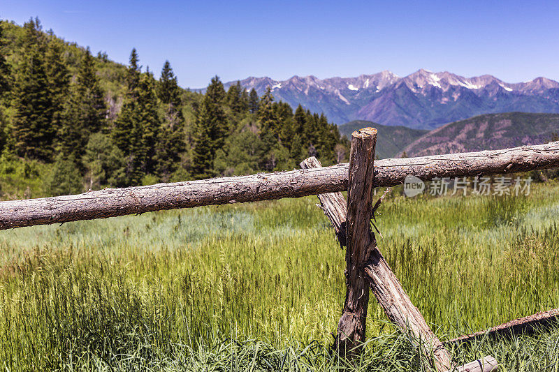 美国犹他州的乡村木栅栏和瓦萨奇山峰
