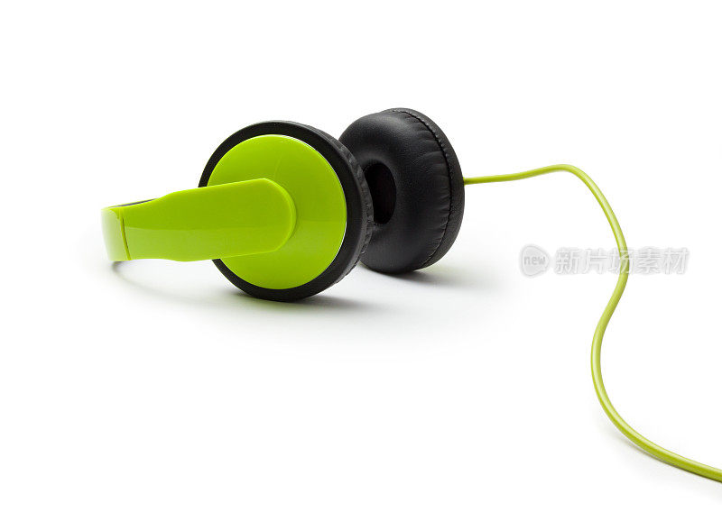 现代绿色耳机上的白色背景近距离