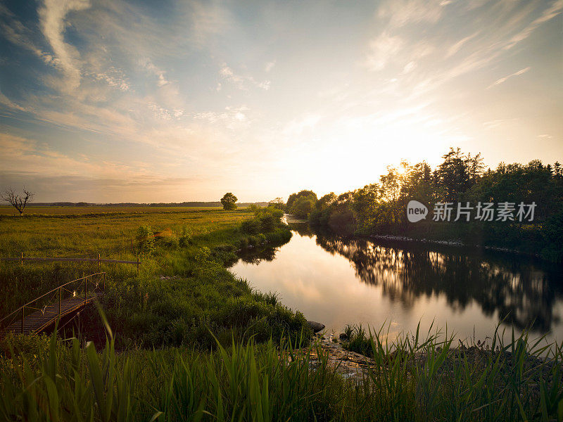 美丽的夏夜日落在平静的河湖(XXXLarge)