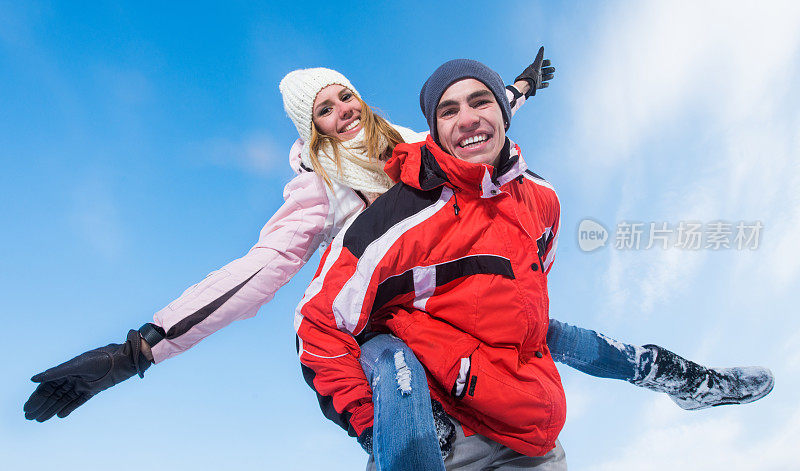 下面是一对幸福的夫妇背靠着天空。