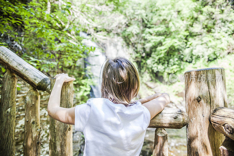 小女孩望着布什基尔瀑布公园的瀑布