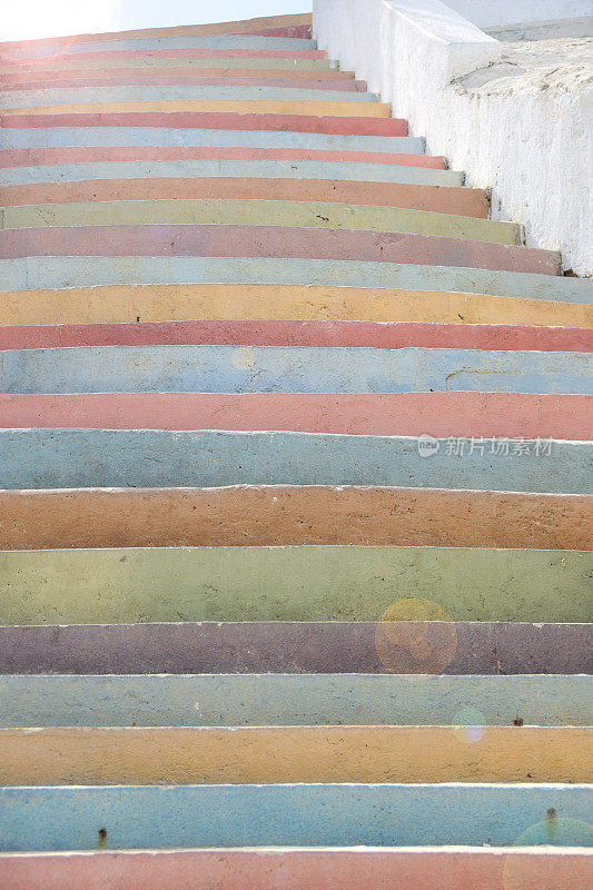 坎昆的德尔费内斯海滩上的彩色楼梯