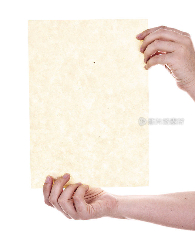 女性的手拿着一张奶油纹理的纸对抗白色
