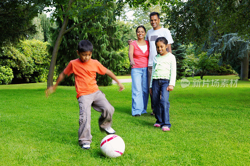 一家人在公园里玩足球