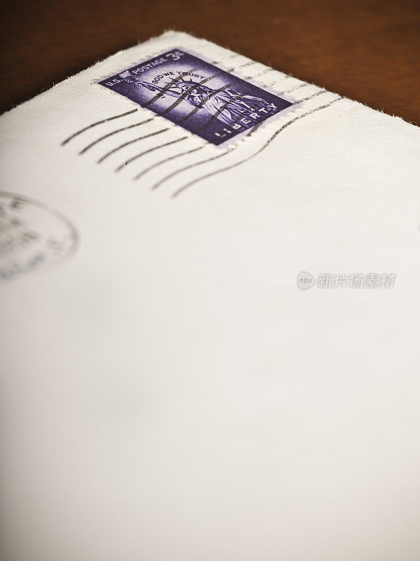贴有邮票的信封
