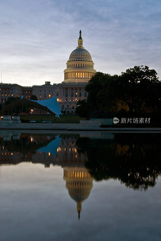 黎明时分的美国国会大厦
