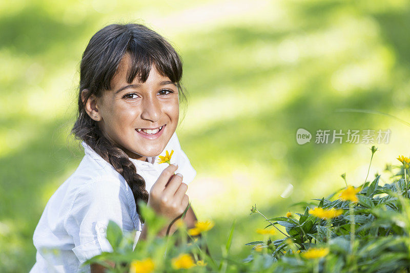 摘花的女孩