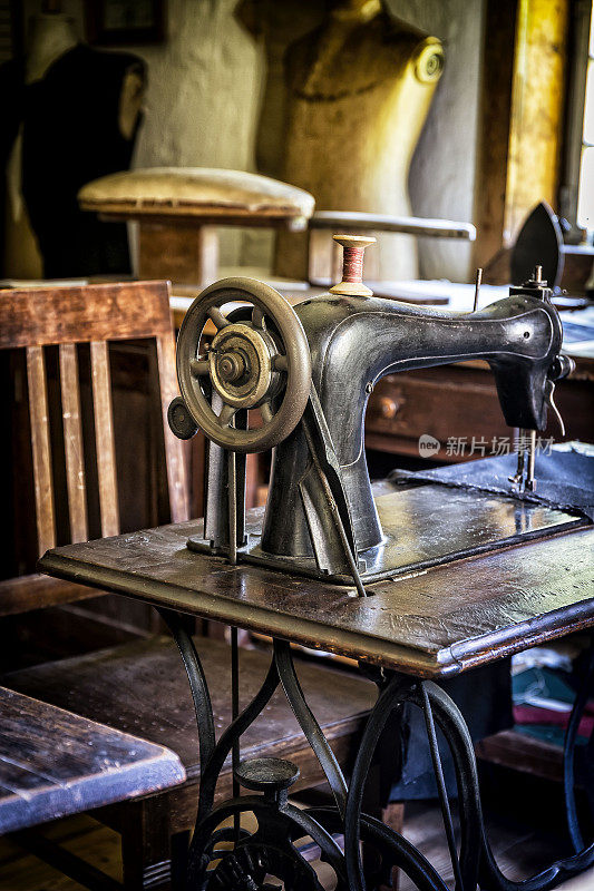 旧缝纫机在裁缝的车间