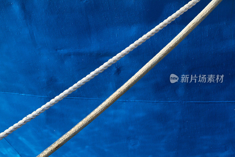 白色绳索&地中海蓝色渔船(特写)