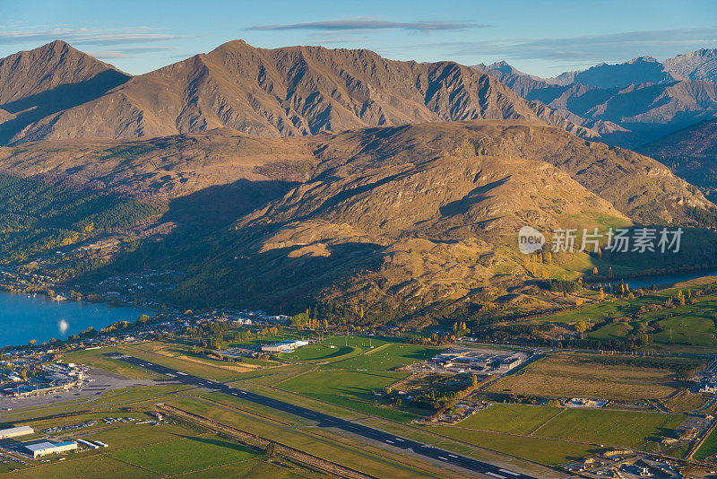 新西兰皇后镇壮观的山峰全景