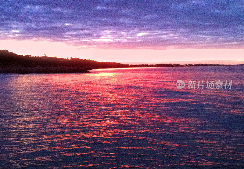 英国海岸线上的日落图像，海克里夫海滩旁边，多塞特