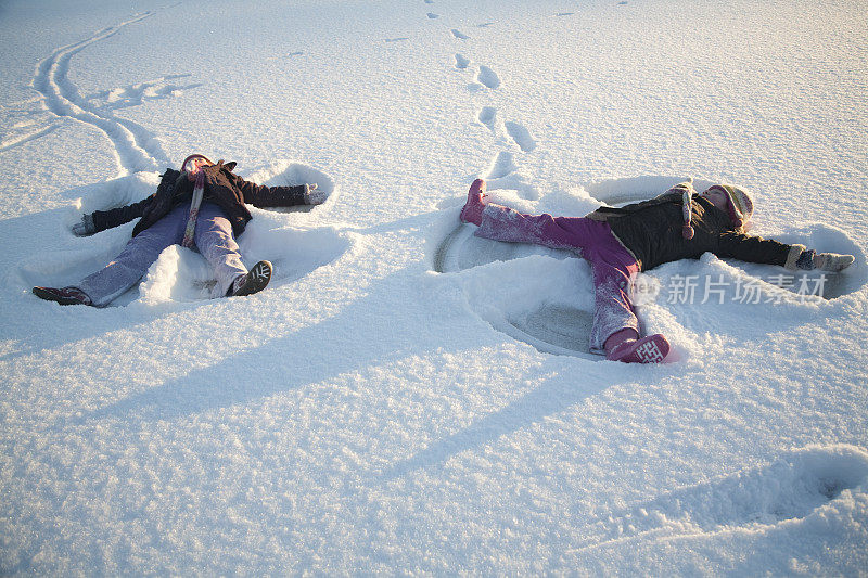 孩子们在雪地里做雪天使