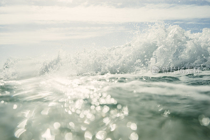 康沃尔波思科诺海滩的海浪冲向摄像机