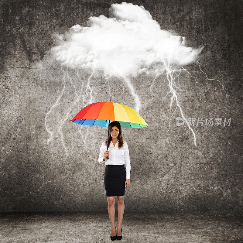 女商人在雷雨云下打着伞