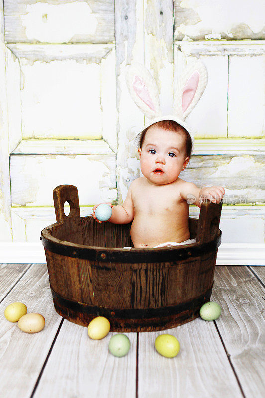 桶里的小女孩戴着兔耳朵