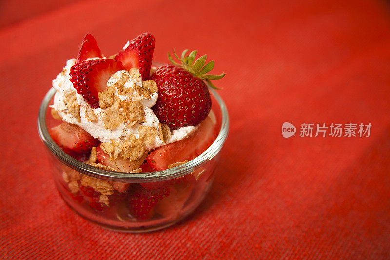 甜草莓冻糕或早餐。