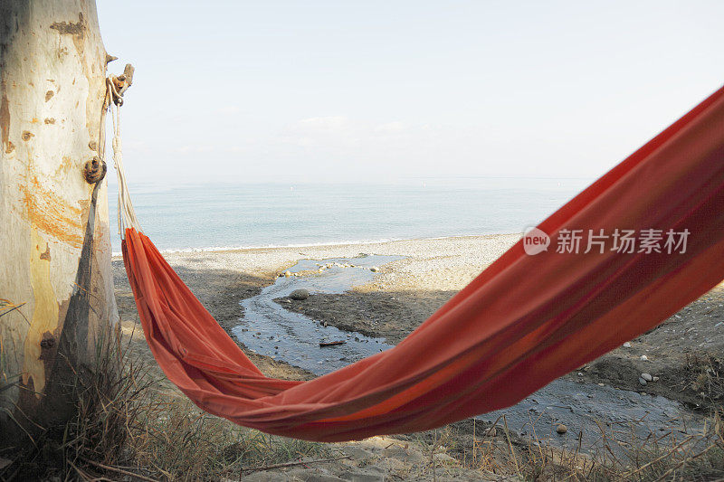孤独的人地中海海滩与红色吊床阿伊纳帕塞浦路斯