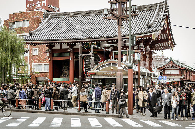 日本人拥挤的东京街道