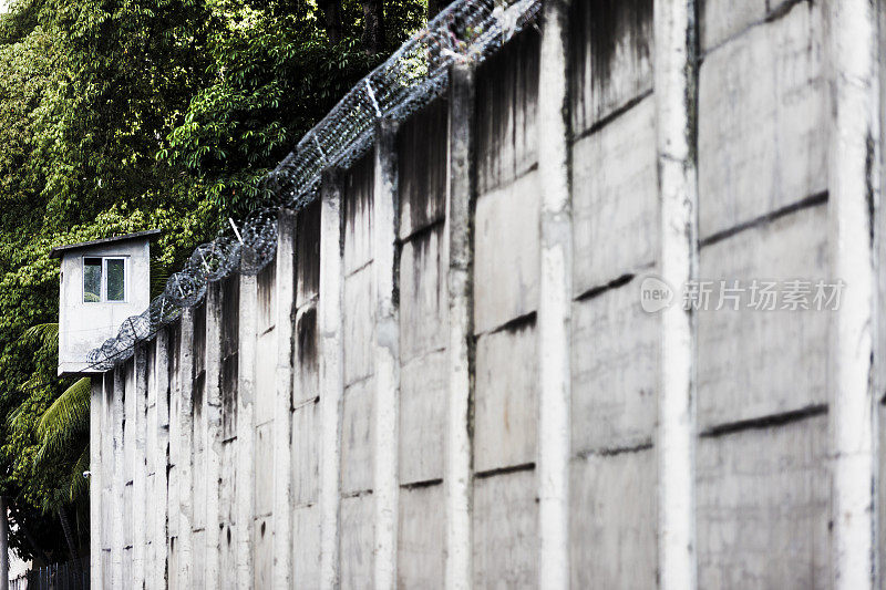 监狱的围墙上有铁丝网