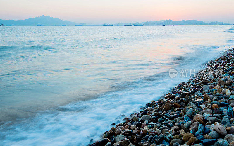 海滩上有一大堆鹅卵石