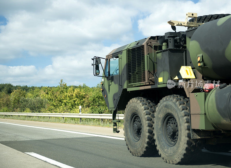 德国高速公路上的军用车辆