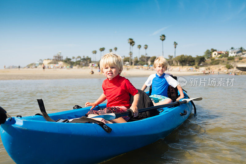 两个男孩皮划艇