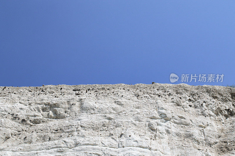 白色白垩悬崖蓝色天空背景复制空间