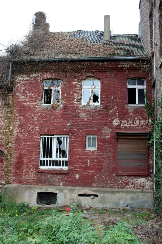 废墟中的红房子