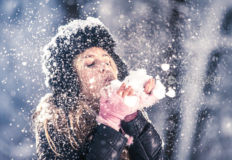 女孩在寒冷的冬天和雪中玩耍