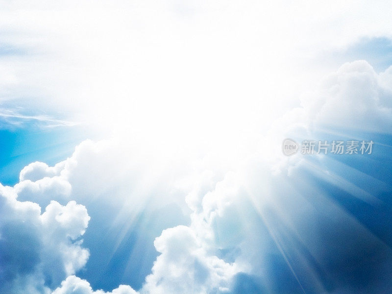 耀眼的太阳在云层的映衬下产生辐射透镜光晕