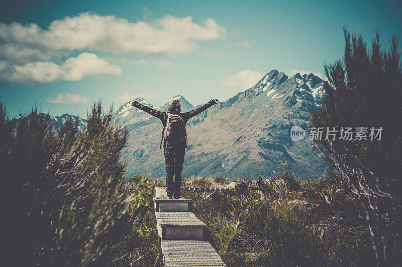 女士在基峰瞭望径的小径上行走