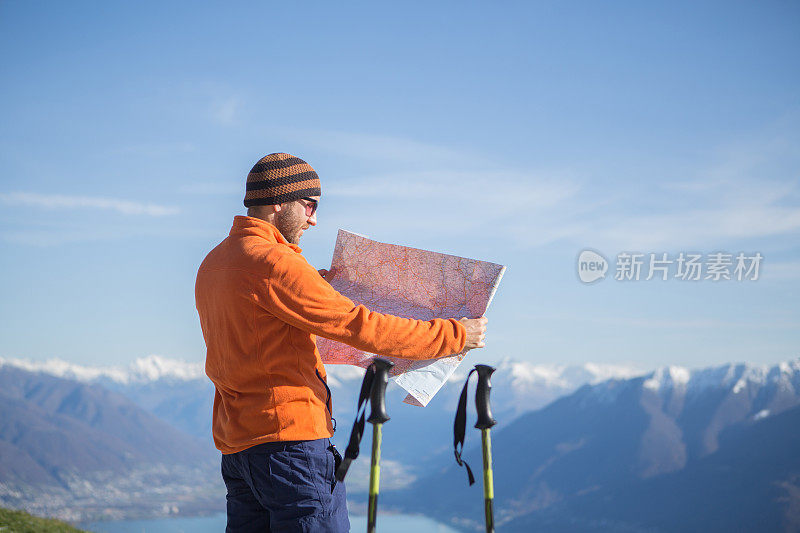 男人徒步旅行，在地图上搜索路线