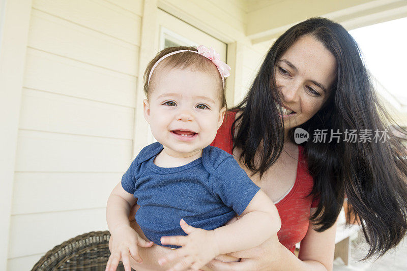 美国外的千禧妈妈抱着女婴