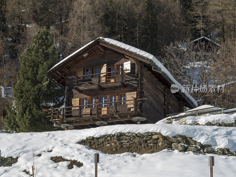 雪覆盖的瑞士高山小屋和村庄