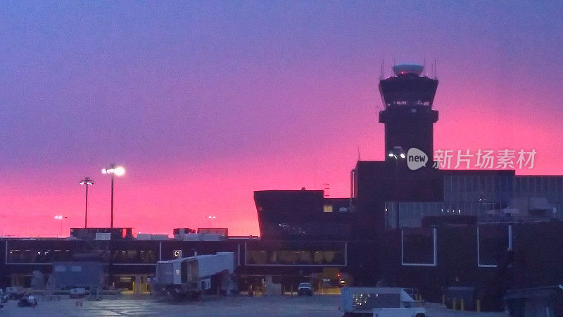 《紫色，粉红色的天空》，巴尔的摩华盛顿机场的控制塔日落