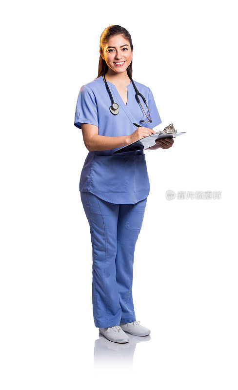 拉丁女护士拿着写字板对着镜头微笑