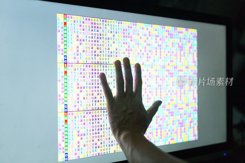 用一只手触摸屏幕上的DNA代码