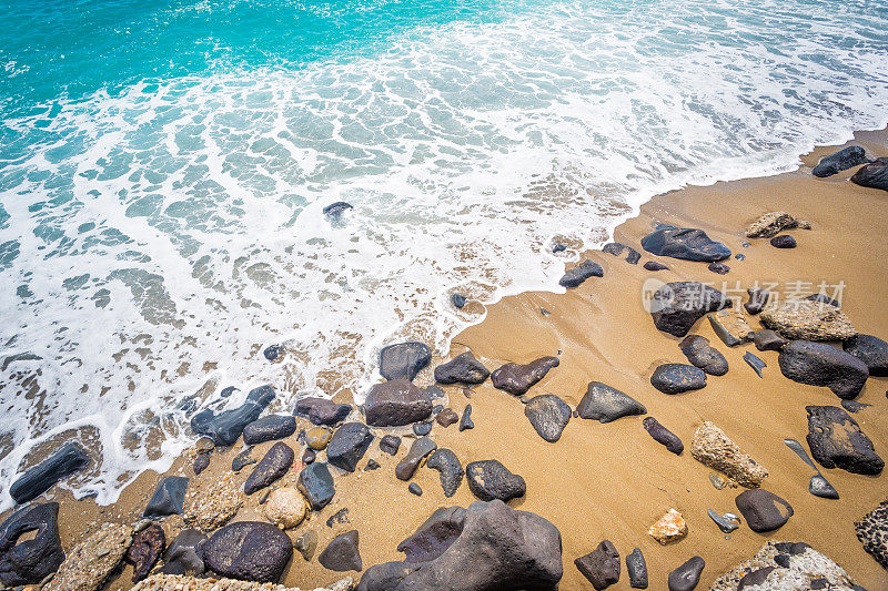 海浪拍打着岩石。