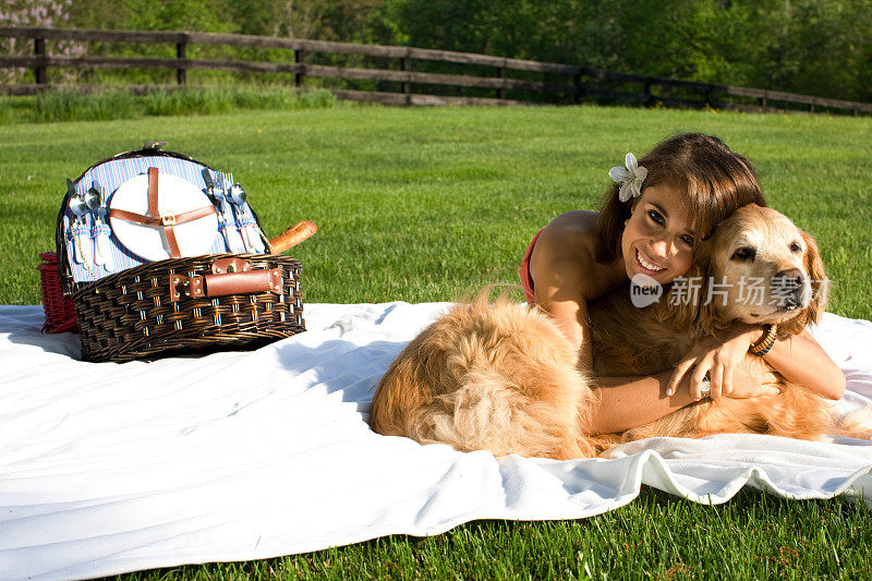 女人和她的狗一起野餐