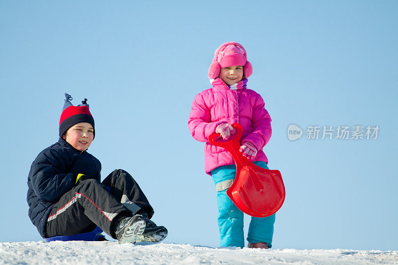 小孩子在雪里玩