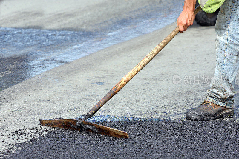 道路维修，耙热沥青