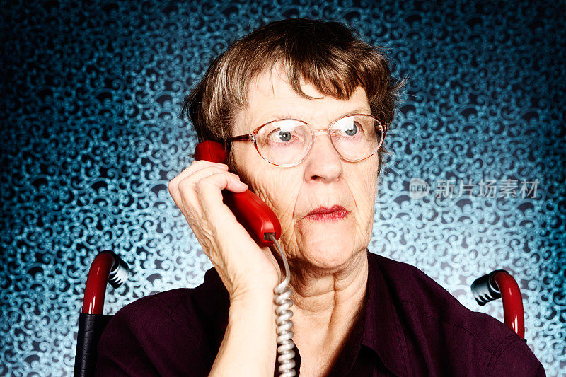 恼怒的老妇人被她在电话里听到的震惊了