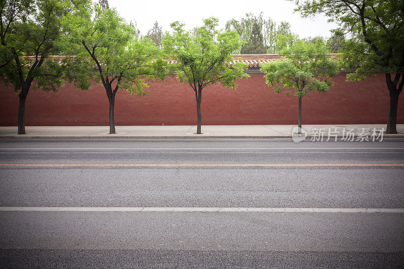 车道旁边的中国传统墙