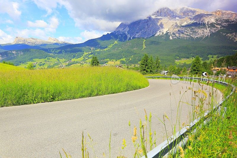 道路到田园诗般的科尔蒂纳丹佩佐村城市景观全景和雄伟的白云石山脉，意大利泰洛阿尔卑斯山